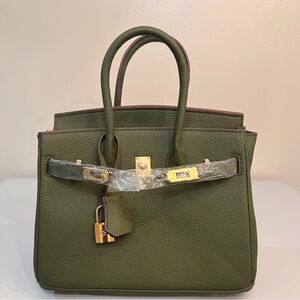 $FLAW$ Genuine Leather Shoulder Bag, size 25, with gold hardware.